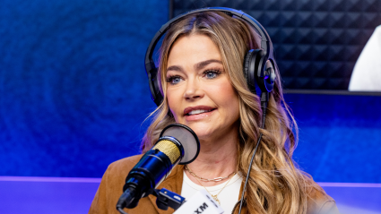 Denise Richards se reúne con su compañero de reparto de 'Starship Troopers', Casper Van Dien, para su primer trabajo juntos en 19 años.