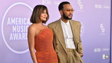 John Legend ayuda amablemente a Chrissy Teigen tras un percance con su vestuario en los AMAs.