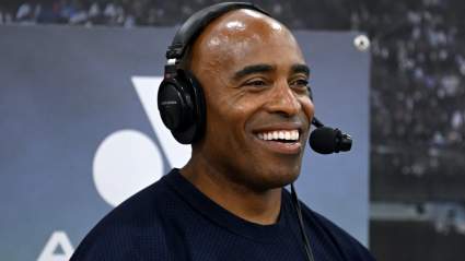 Jadarian Price, de los Seahawks, recibe una interesante propuesta de barbería tiki.