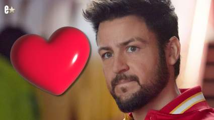 Los fans de Hallmark se emocionan con el conmovedor homenaje de Tyler Hynes a su madre, con fotos y videos familiares nunca antes vistos.