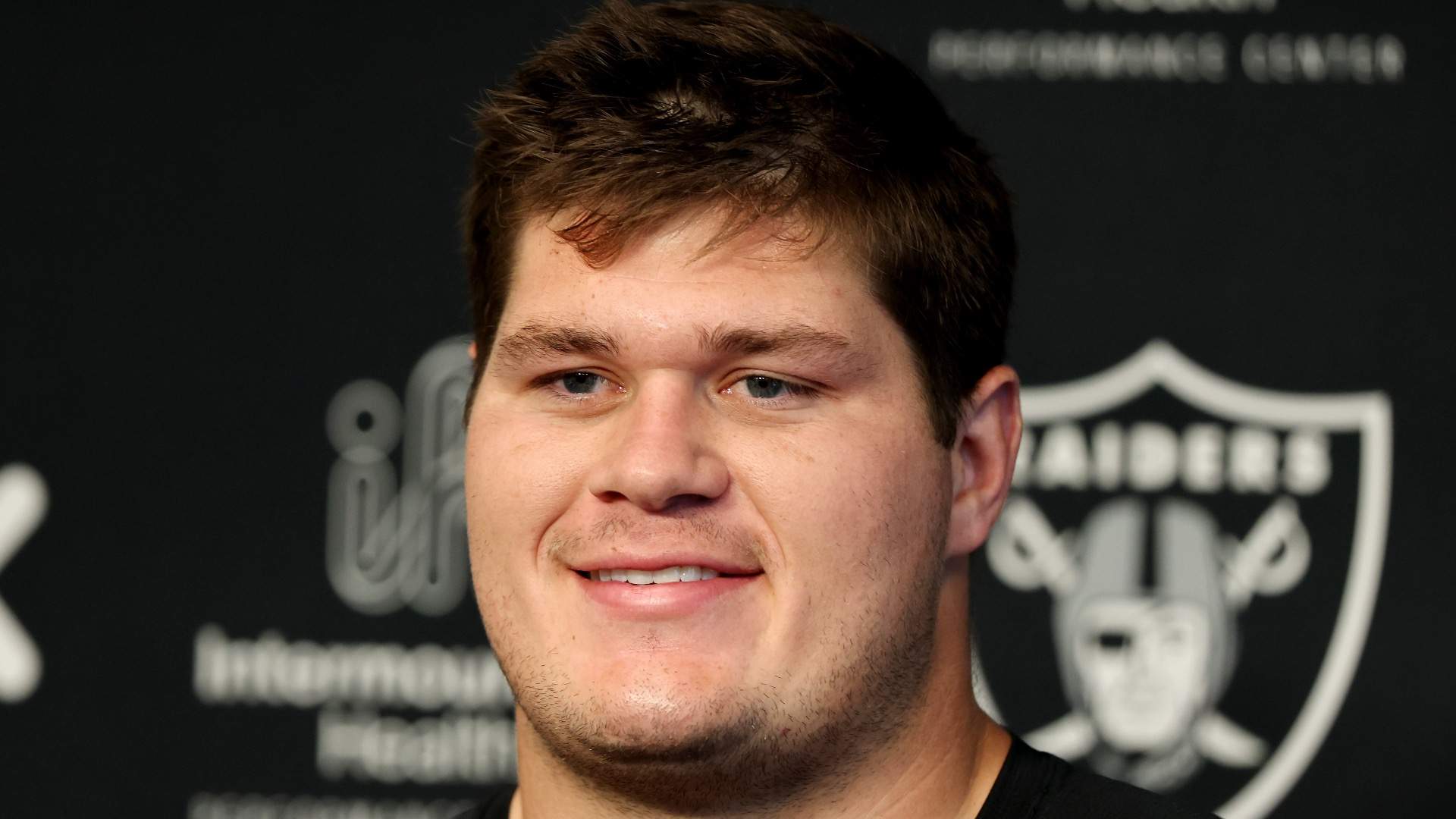 Tyler Linderbaum, de los Raiders, no se anda con rodeos al hablar de ...