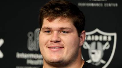 Tyler Linderbaum, de los Raiders, no se anda con rodeos al hablar de Brock Bowers.