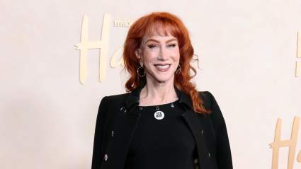 La famosa pelirroja Kathy Griffin sorprende con una transformación a rubio platino para apoyar a Selma Blair.