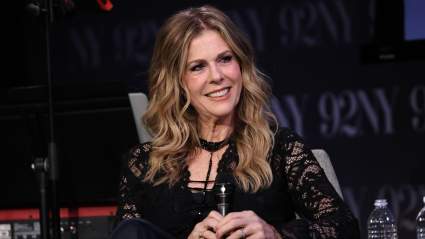 Rita Wilson comparte con franqueza cómo sobrellevó la doble mastectomía.