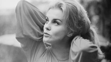 Ann-Margret, de 85 años, sorprende al hacer una rara aparición para recibir un reconocimiento de la USO por décadas de servicio.