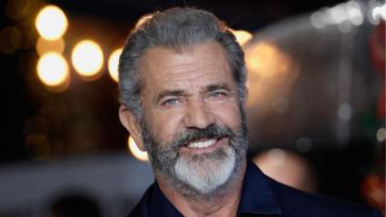 Mel Gibson fue visto prodigándose muestras de afecto con una actriz italiana durante una cita nocturna en Roma.