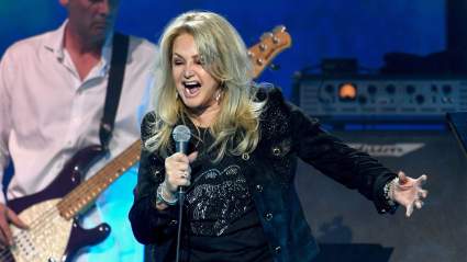 La cantante Bonnie Tyler, intérprete de "Total Eclipse of the Heart", se somete a una cirugía de emergencia.