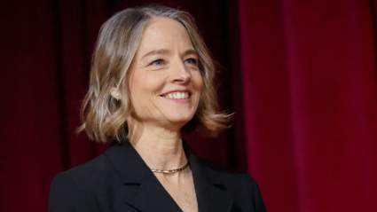 Jodie Foster, de 63 años, fue vista usando un bastón durante una rara salida.