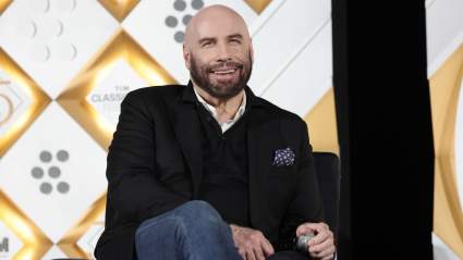 Vídeo – John Travolta estrena nuevo look al bajar del avión, listo para una gran noche con su hermosa hija.
