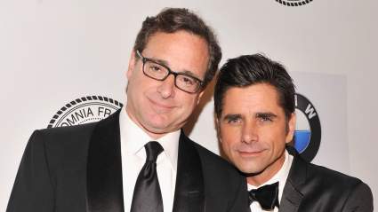 John Stamos rinde homenaje a Bob Saget en el que habría sido su 70 cumpleaños.