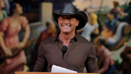 Tim McGraw presume de su físico musculoso en una foto sin camiseta junto a sus hermanos.