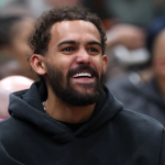 Trae Young recibe una petición de AJ Dybantsa antes del Draft de la NBA de 2026.