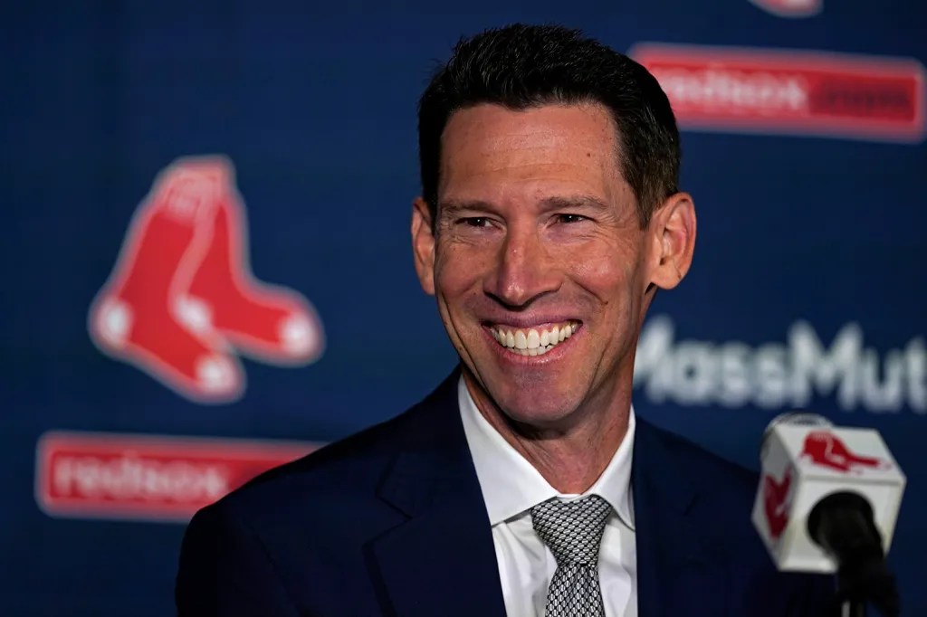 Craig Breslow, de los Red Sox, enfrenta una gran preocupación dentro de la organización.