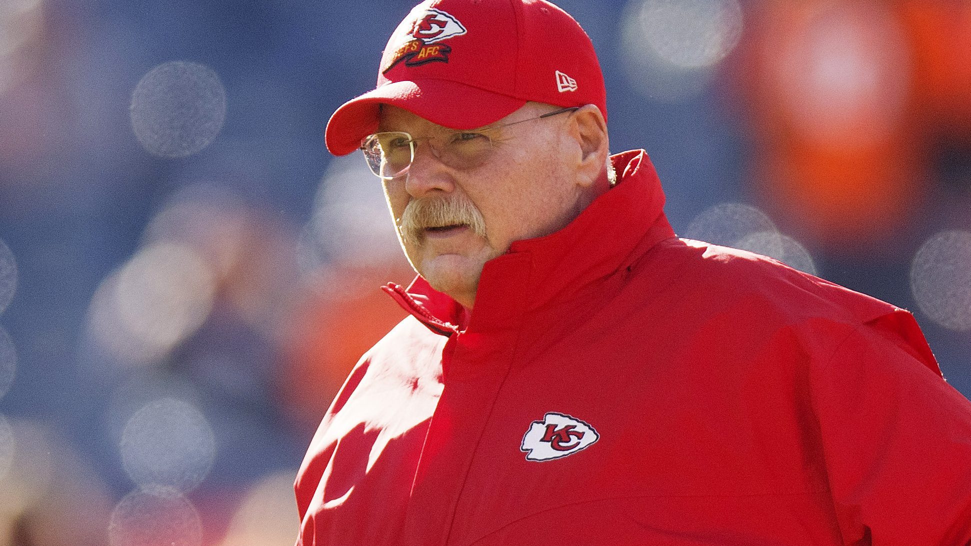 El veloz ex receptor de los Chiefs ficha por un rival de conferencia.