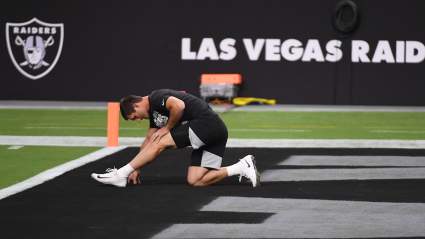 El ex mariscal de campo de los Raiders abandona oficialmente la NFL para iniciar una nueva carrera en el fútbol americano.