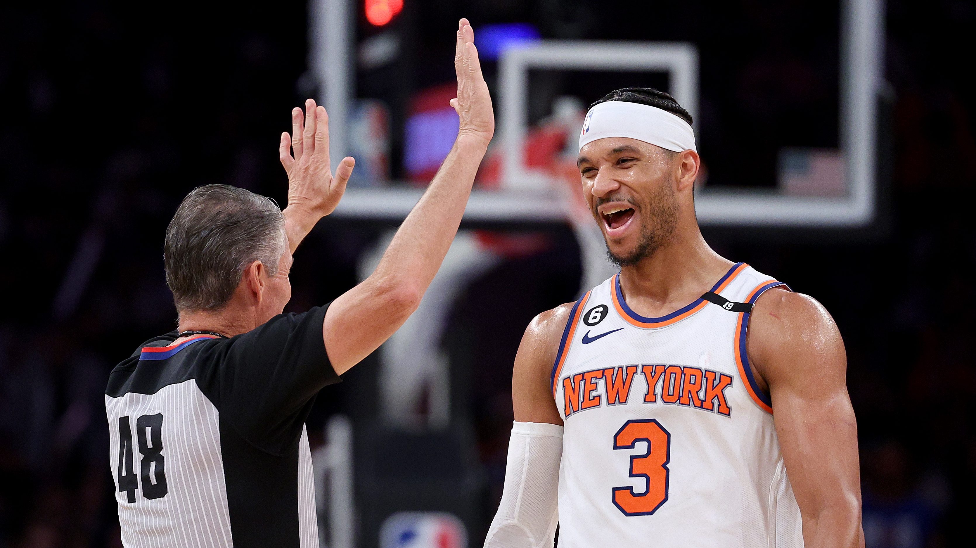 La NBA revela los árbitros de las finales de la serie Knicks-Spurs, incluyendo a un árbitro que ha generado controversia.