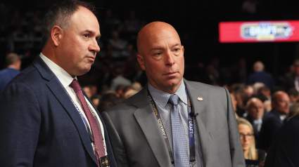 El gerente general de los Canadiens critica a los Maple Leafs durante la rueda de prensa de fin de temporada.