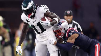 Cómo el traspaso de AJ Brown afecta la plantilla de receptores de los Patriots