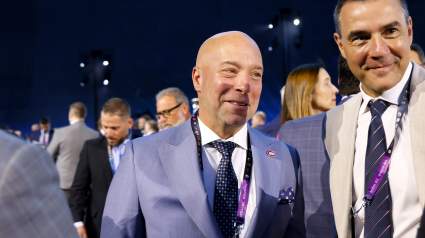 Kent Hughes, de los Canadiens, lanza una pulla a los Maple Leafs durante la rueda de prensa.