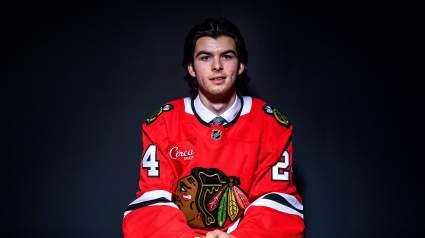 Los Blackhawks traspasan a un prometedor jugador a la Conferencia Este.