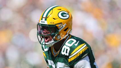Bo Melton de los Packers reacciona al último cambio de posición mientras llama la atención en los entrenamientos voluntarios.