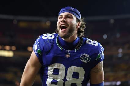 El ala cerrada de los Seahawks, AJ Barner, se pronuncia sobre los Rams y las noticias sobre Myles Garrett.