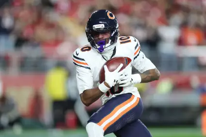 El receptor de los Bears, Luther Burden III, y su novia Kendall anuncian una importante noticia personal.