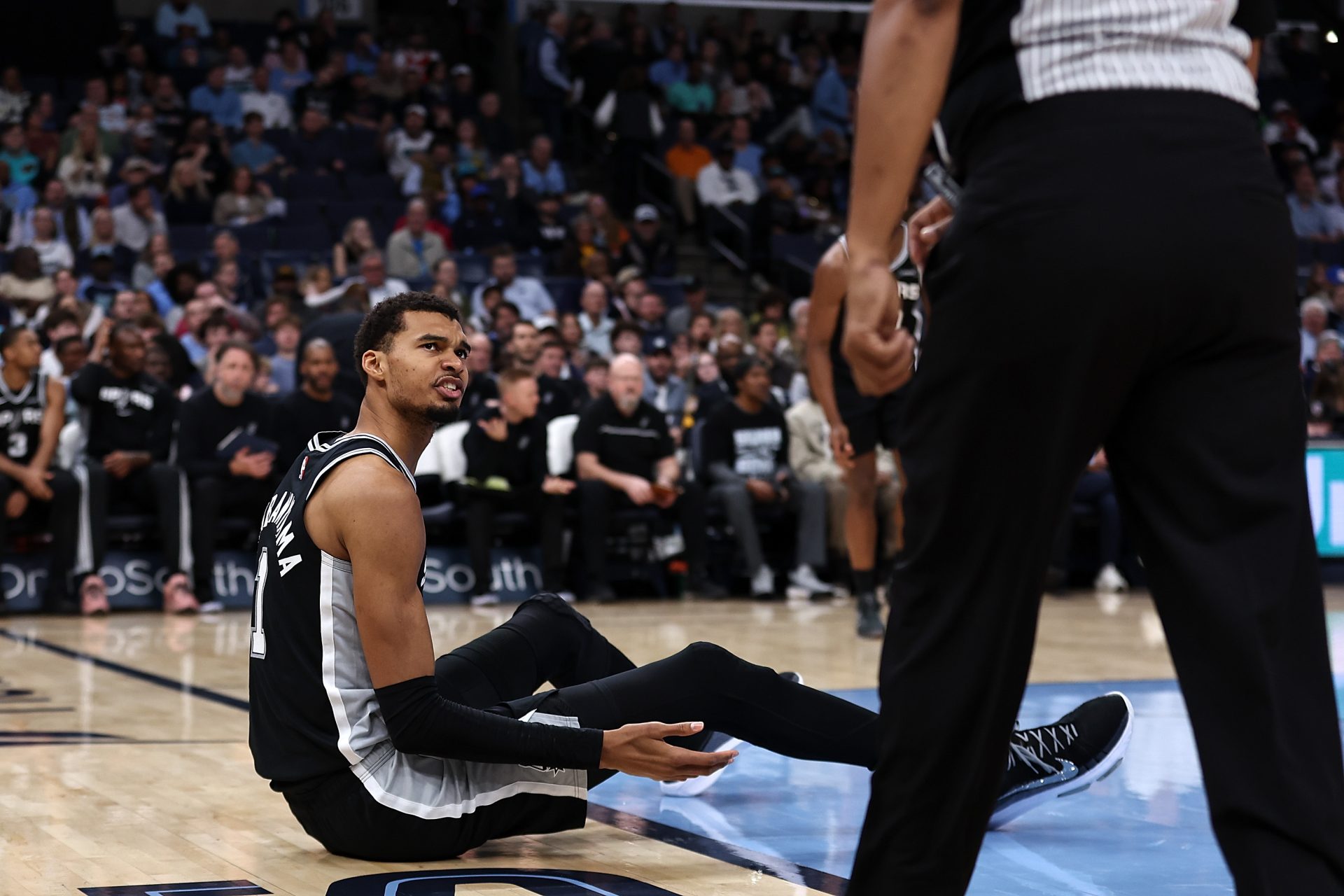 Los Spurs sabrán qué árbitros dirigirán las primeras Finales de la NBA de Victor Wembanyama.