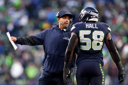 El ala defensiva de los Seattle Seahawks firma una extensión de contrato por 42 millones de dólares.