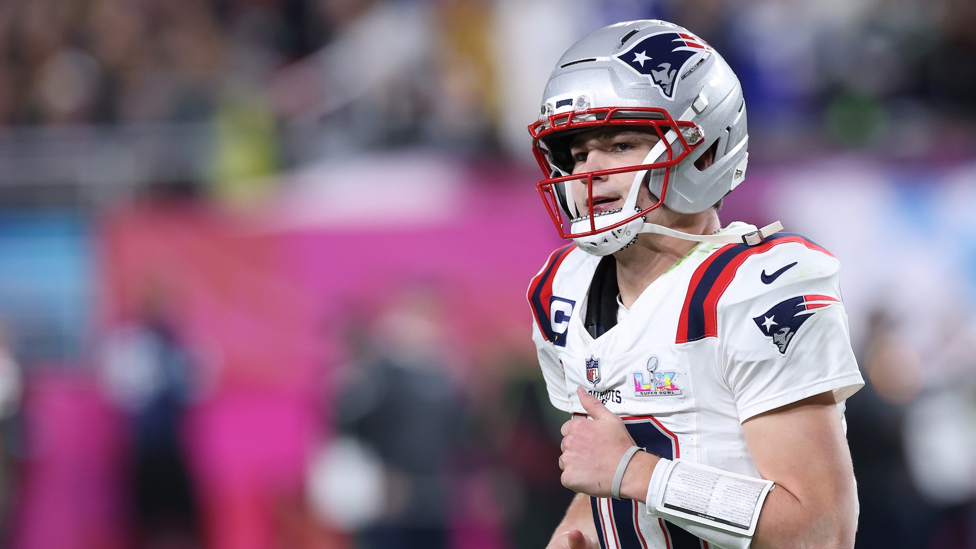 Drake Maye, de los Patriots, es cuestionado tras el traspaso de AJ Brown.