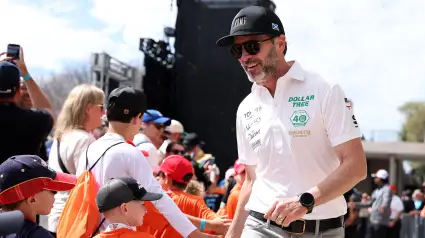Jimmie Johnson afirma que solo se ha revelado la identidad de 1 de los 27 inversores famosos.