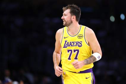 Los Lakers reciben una actualización reveladora sobre el objetivo de 87 millones de dólares para el pívot estrella Luka Doncic.