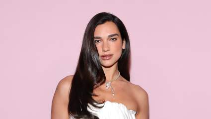 El conjunto blanco de Schiaparelli que luce Dua Lipa llama la atención tras su boda.