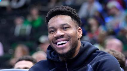 Giannis Antetokounmpo, de los Bucks, parece desmentir los rumores de traspaso en una entrevista.