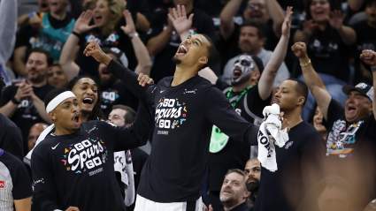 Los aficionados de los Spurs reciben noticias importantes antes del comienzo de las Finales de la NBA.