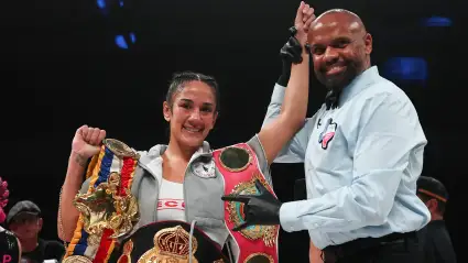 Amanda Serrano reta a Gina Carano a una pelea de MMA.