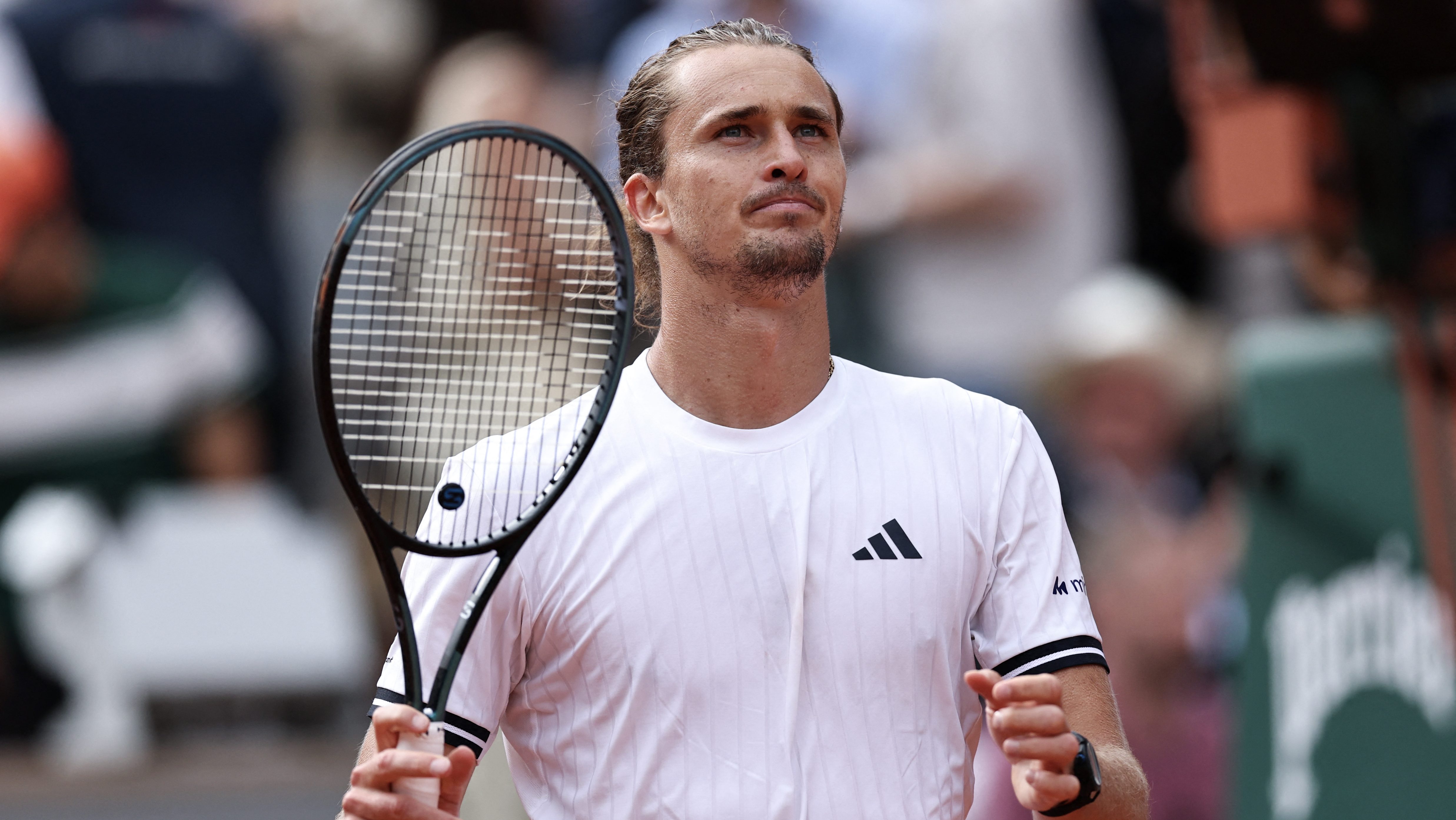 Salma Hayek borra la foto que se tomó con Alexander Zverev en el Abierto de Francia.