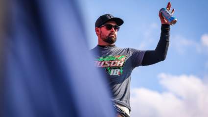 Ricky Stenhouse Jr. le hace una promesa a Kyle Busch tras su actuación en el concierto homenaje en Nashville.