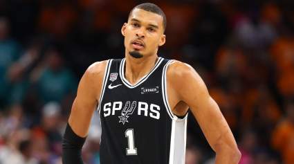 Magic Johnson revela el problema oculto que le costó el primer partido a los Spurs.