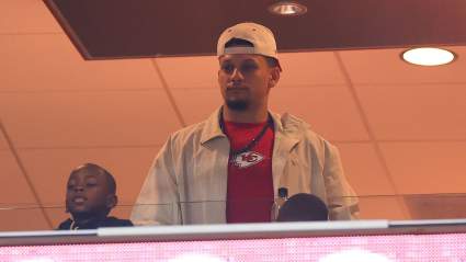 Patrick Mahomes, el "unicornio", luce listo para la primera semana mientras ayuda a recaudar 4,2 millones de dólares para obras benéficas.