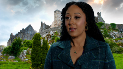 Las fotos del detrás de cámaras de Tamera Mowry-Housley de 'Haunted Harmony Mysteries: Key to the Castle' parecen sacadas de un cuento de hadas.