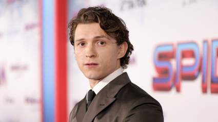 Tom Holland dice estar "aterrorizado" de presentar "SNL" a pesar de que se lo han pedido varias veces.