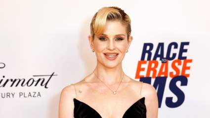 Mira a Kelly Osbourne subir al escenario en una actuación sorpresa llena de alegría.