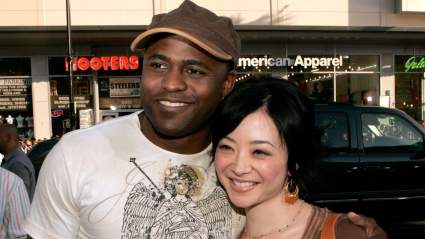 La exesposa de Wayne Brady celebra su cumpleaños con fotos de su boda.