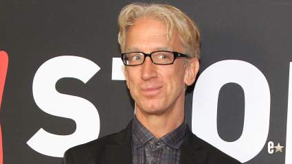 Andy Dick hace una rara aparición pública meses después del susto por sobredosis.