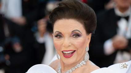 Joan Collins, de 93 años, acapara todas las miradas en una rara aparición en la alfombra roja.