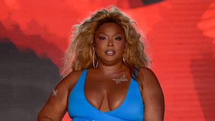 Lizzo, de 38 años, luce espectacular mientras presume sus curvas en un bikini de tiras.