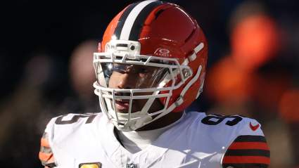 La línea ofensiva de los 49ers recibe una severa advertencia tras el traspaso de Myles Garrett a los Rams.