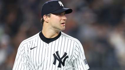 Los Red Sox tienen 48 horas para decidir el futuro del relevista ex-Yankee.