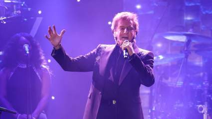 Barry Manilow comparte una desgarradora actualización sobre su voz al cantar.